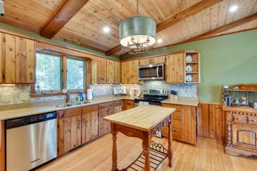 Highlands Haven Fireplace, Deck and Mountain Views! in Highlands, USA