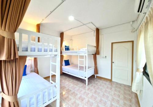 Costa Bed Cha Am near Krua Med Sai - Restaurant