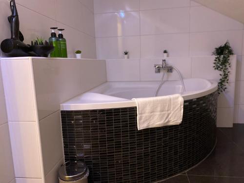 浴室, Deluxe Business Suite mit 2 Schlafzimmer & Parkplatz, Highspeed WLAN, Netflix Premium, zentral zu Au in 巴特腓特烈斯哈爾