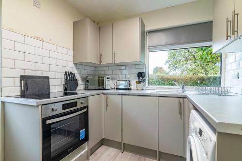 2 bed home Walking distance to QMC