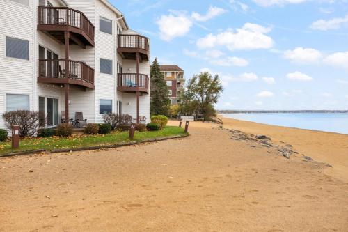 Beachside 102 with Direct Access to the Beach and Pool and Hot Tub - image 5