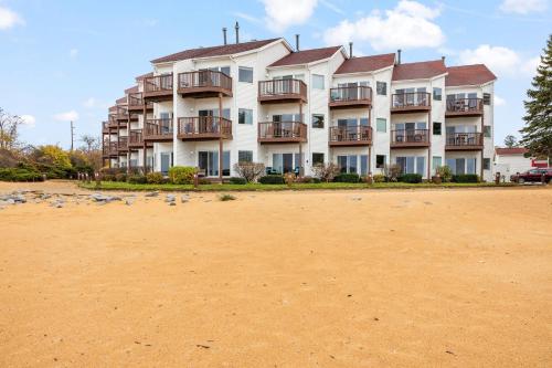 Beachside 102 with Direct Access to the Beach and Pool and Hot Tub in Traverse City, USA