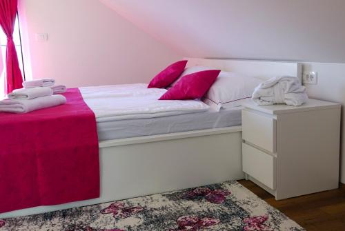 ININ APARTMENTS 4