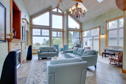 . Lakefront Algoma Home w/ Deck, Grill & Fireplace