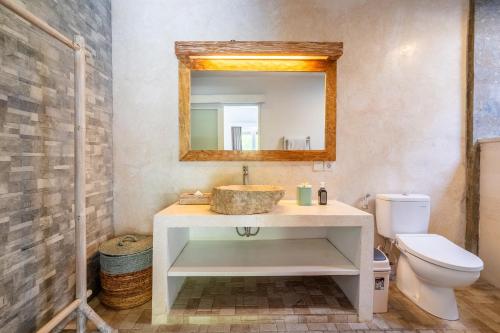 Jungle Amaranth Villa Canggu - Exclusive 3BR Retreat with Pool Modern Amenities and Top Location - image 3