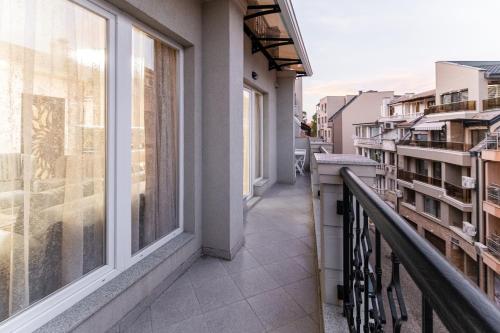 Modern & Elegant City Center Apartments