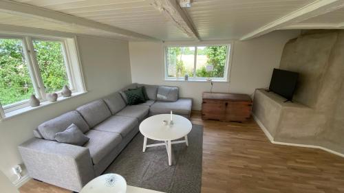 Charmig, nyrenoverat och fullt utrustad stuga. Anpassad for hundar, nara till naturen och havet. Gan in Other