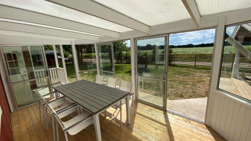 Charmig, nyrenoverat och fullt utrustad stuga. Anpassad for hundar, nara till naturen och havet. Gan in Other