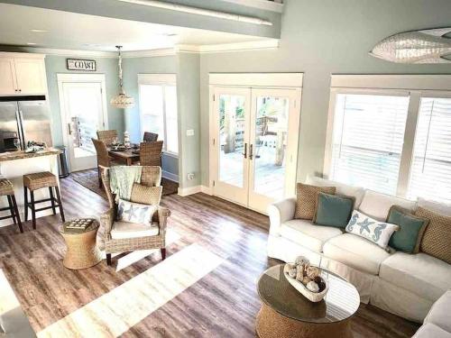 Fun-filled Luxury Beach Vacation Experience - Family Friendly Quiet Cul De Sac! in Bolivar Peninsula, USA