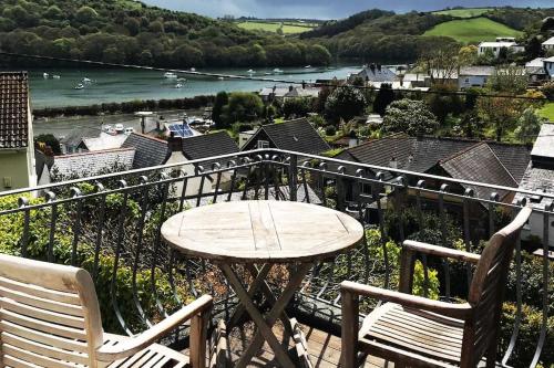 Stunning River Views, Tranquil Split-Level House, Private Garden & Parking Stunning River Views, Tranquil Split-Level House, Private Garden & Parking