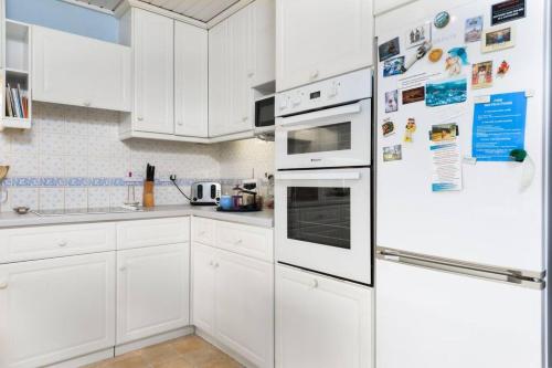 Stunning River Views, Tranquil Split-Level House, Private Garden & Parking Stunning River Views, Tranquil Split-Level House, Private Garden & Parking