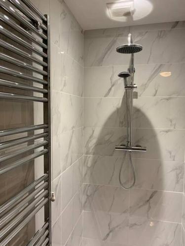 Stunning River Views, Tranquil Split-Level House, Private Garden & Parking Stunning River Views, Tranquil Split-Level House, Private Garden & Parking