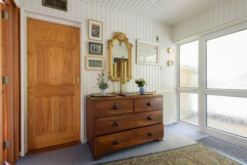 Stunning River Views, Tranquil Split-Level House, Private Garden & Parking Stunning River Views, Tranquil Split-Level House, Private Garden & Parking