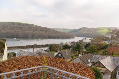 Stunning River Views, Tranquil Split-Level House, Private Garden & Parking Stunning River Views, Tranquil Split-Level House, Private Garden & Parking