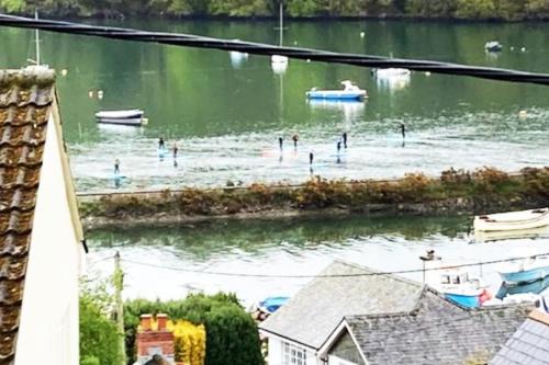 Stunning River Views, Tranquil Split-Level House, Private Garden & Parking Stunning River Views, Tranquil Split-Level House, Private Garden & Parking