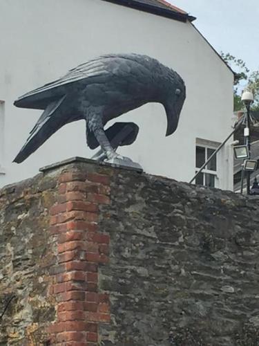 Stunning River Views, Tranquil Split-Level House, Private Garden & Parking Stunning River Views, Tranquil Split-Level House, Private Garden & Parking