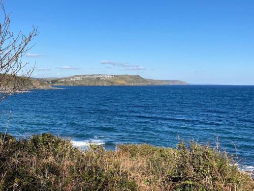 Stunning River Views, Tranquil Split-Level House, Private Garden & Parking Stunning River Views, Tranquil Split-Level House, Private Garden & Parking