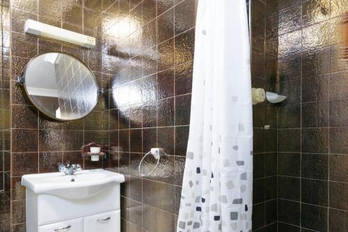 Stunning River Views, Tranquil Split-Level House, Private Garden & Parking Stunning River Views, Tranquil Split-Level House, Private Garden & Parking