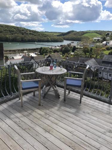 Stunning River Views, Tranquil Split-Level House, Private Garden & Parking Stunning River Views, Tranquil Split-Level House, Private Garden & Parking