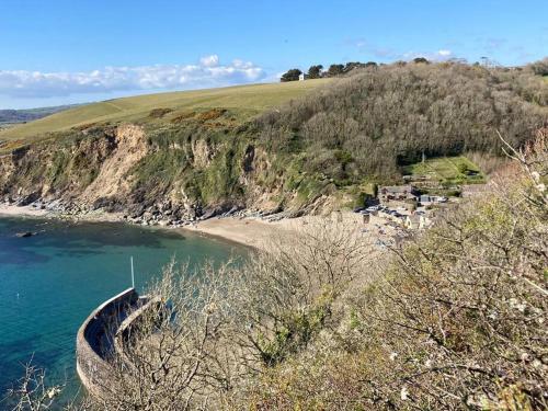 Stunning River Views, Tranquil Split-Level House, Private Garden & Parking Stunning River Views, Tranquil Split-Level House, Private Garden & Parking