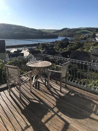 Stunning River Views, Tranquil Split-Level House, Private Garden & Parking Stunning River Views, Tranquil Split-Level House, Private Garden & Parking