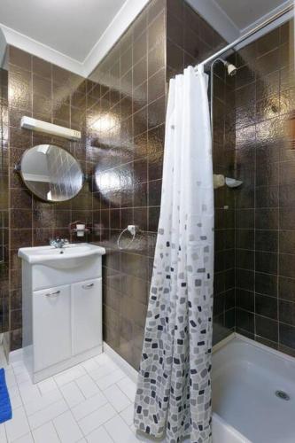 Stunning River Views, Tranquil Split-Level House, Private Garden & Parking Stunning River Views, Tranquil Split-Level House, Private Garden & Parking