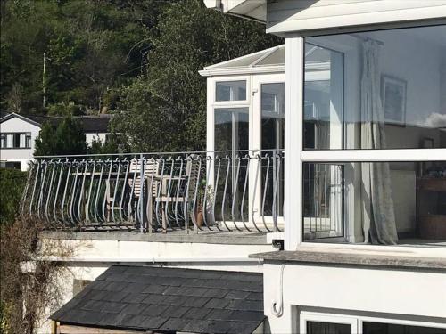 Stunning River Views, Tranquil Split-Level House, Private Garden & Parking Stunning River Views, Tranquil Split-Level House, Private Garden & Parking