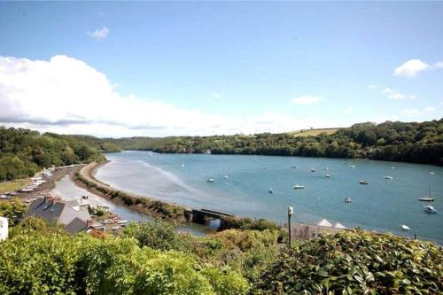 Stunning River Views, Tranquil Split-Level House, Private Garden & Parking Stunning River Views, Tranquil Split-Level House, Private Garden & Parking