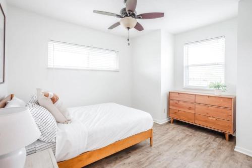 Calm and Peaceful 3B King Beds by Liberty Hospital in Bethany, USA