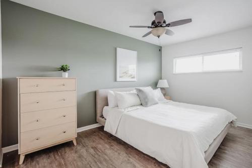Calm and Peaceful 3B King Beds by Liberty Hospital in Bethany, USA