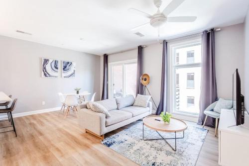 Glamorous Downtown Condo Walk to Restaurants with Parking in Cincinnati, USA