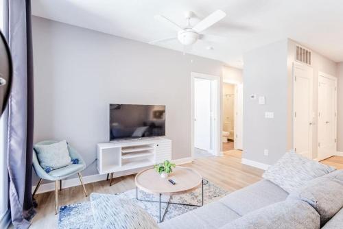 Glamorous Downtown Condo Walk to Restaurants with Parking in Cincinnati, USA