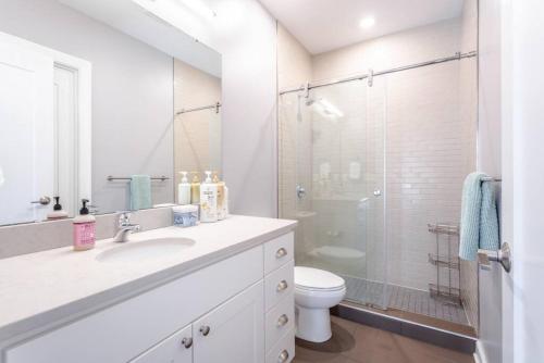 Glamorous Downtown Condo Walk to Restaurants with Parking in Cincinnati, USA
