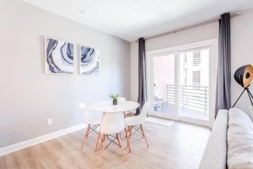 Glamorous Downtown Condo Walk to Restaurants with Parking in Cincinnati, USA