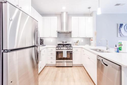 Glamorous Downtown Condo Walk to Restaurants with Parking in Cincinnati, USA