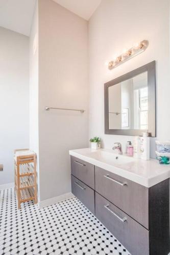 Relaxing, Boho Chic 2B 2Bath Downtown City View Condo in Cincinnati, USA