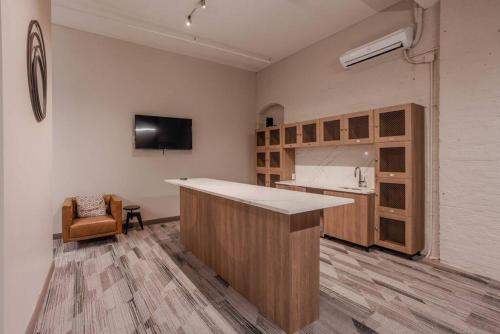 Art Deco 1000sqft Condo Downtown with Gated Parking in Cincinnati, USA