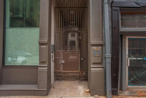 Art Deco 1000sqft Condo Downtown with Gated Parking