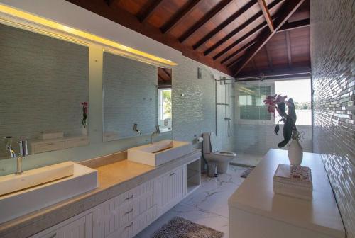 Mansão Pé na Areia da Ferradura Por Luxury Rentals (Mansao Pe na Areia da Ferradura Por Luxury Rentals) in Ferradura Beach