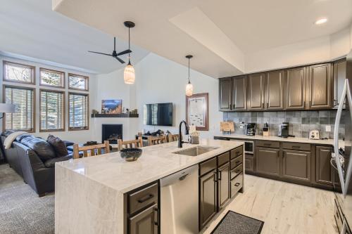 White Wolf #890 - Great Home with Private Outdoor Hot Tub - Shuttle to Slopes detail