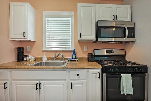 Steps to Beach & Downtown! Cozy Beach Bungalow #3 in Lake Worth, USA