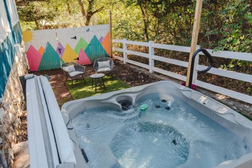 The Bluebird Cottage Style Cabin with Hot Tub near Turner Falls and Casinos