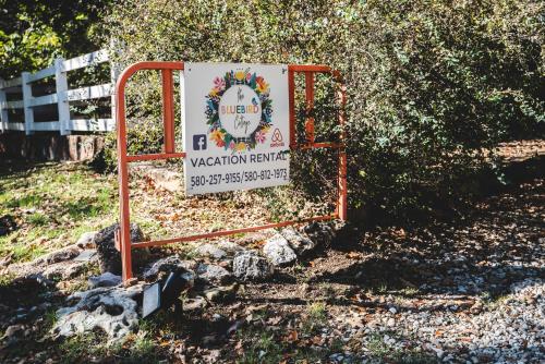 The Bluebird Cottage Style Cabin with Hot Tub near Turner Falls and Casinos