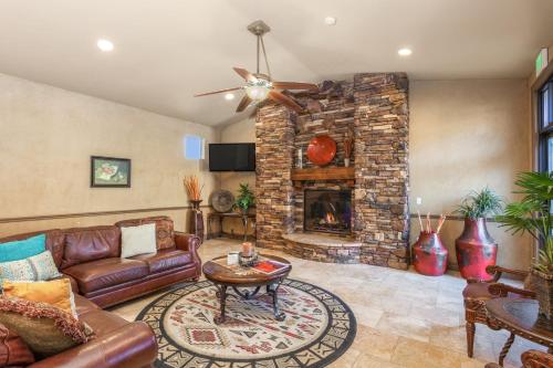 H4 Coral Springs Resort sleeps 8 guests, 3bd and 2 bathrooms with an outdoor fireplace