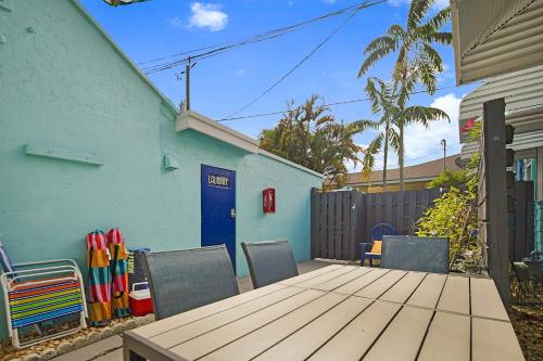 Steps to Beach & Downtown! Spacious Beach Bungalow #2