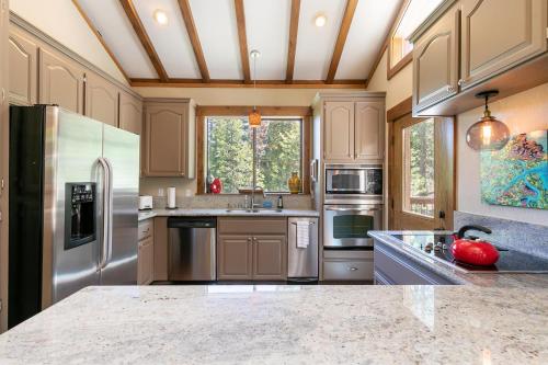 Alpine Escape by Tahoe Getaways - Shuttle to Ski Slopes & Fireplace, Alpine Meadows (foto 6)
