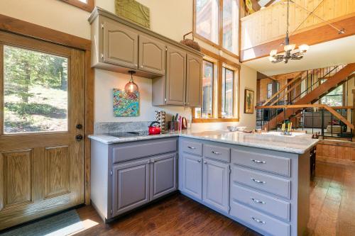 Alpine Escape by Tahoe Getaways - Shuttle to Ski Slopes & Fireplace, Alpine Meadows (foto 7)