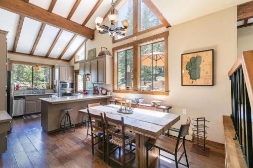 Alpine Escape by Tahoe Getaways - Shuttle to Ski Slopes & Fireplace, Alpine Meadows (foto 8)