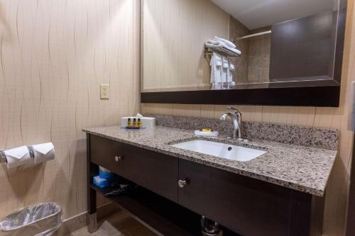 Family Queen Suite with Two Queen Beds - Sofabed/Non-Smoking image 6