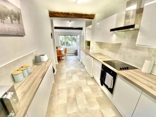 EasyRest - Spacious Detached House - 10 Beds - 5 Bedrooms - 4 Bathrooms - Secure Parking 5 Vehicles - Excellent Road Links - Perfect for Contractors & Large Groups